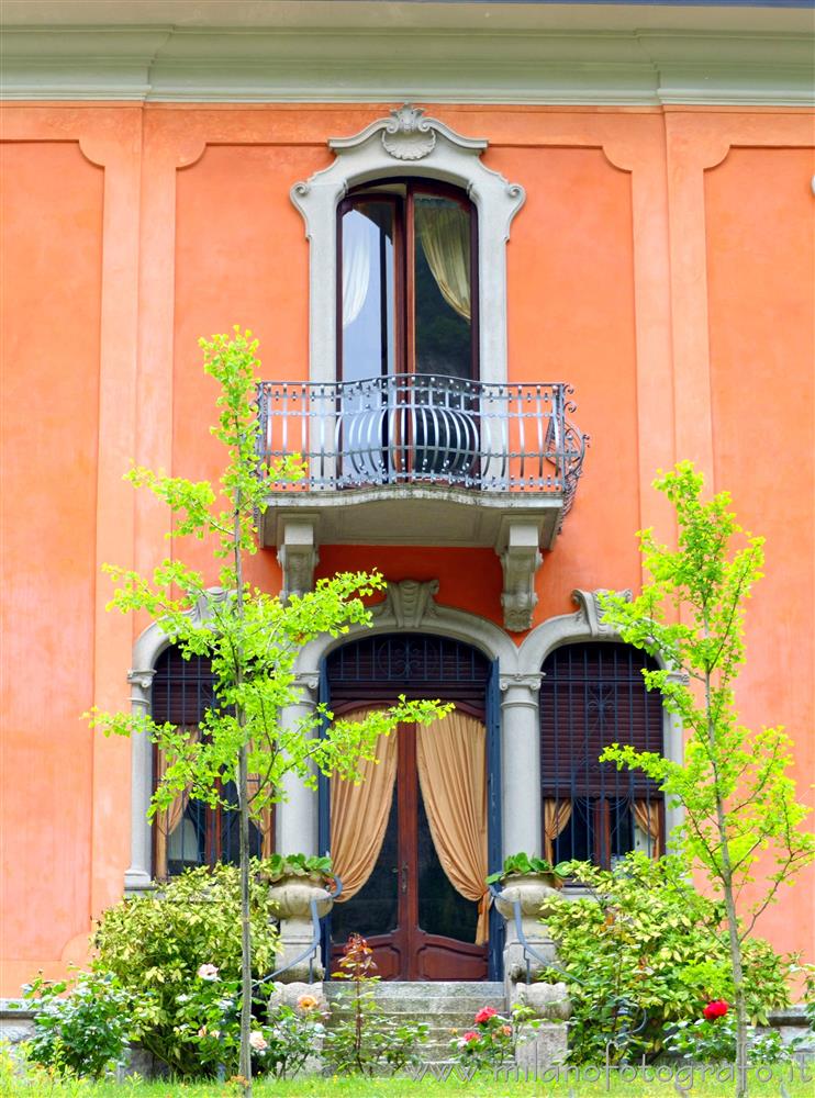 Canzo (Como) - Ingresso di una villa in via Gajum